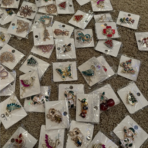 RESELLERS Assorted Fashion Brooches - Picture 3 of 6